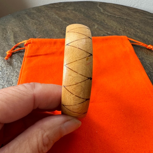 Wood carved Bangle - Picture 2 of 4